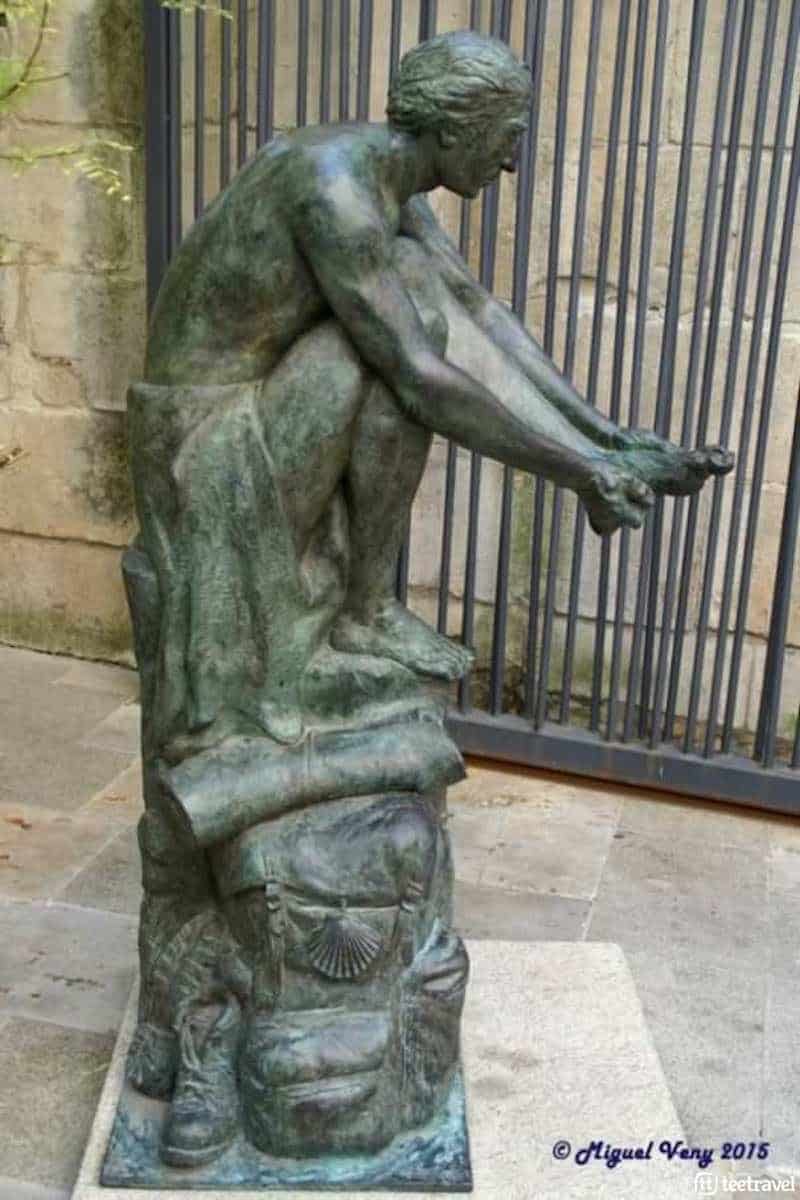 Homenajes a los Peregrinos en el Camino de Santiago Francés - Peregrino cuidándose los pies (Fotografía propiedad de Miguel Veny) Homenajes a los Peregrinos en el Camino de Santiago Francés - Peregrino cuidándose los pies
