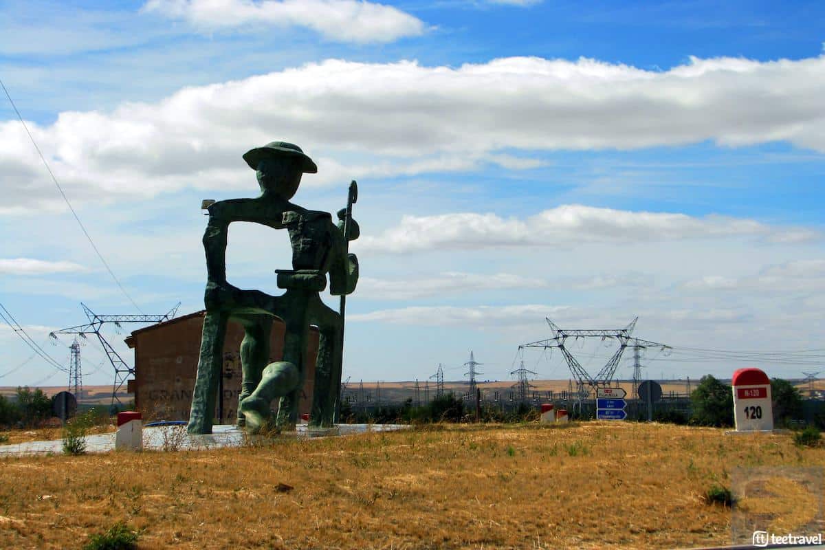 Homenaje a los Peregrinos en el Camino de Santiago Francés - Homenaje en una rotonda Estatua urbana homenajeando a un Peregrino