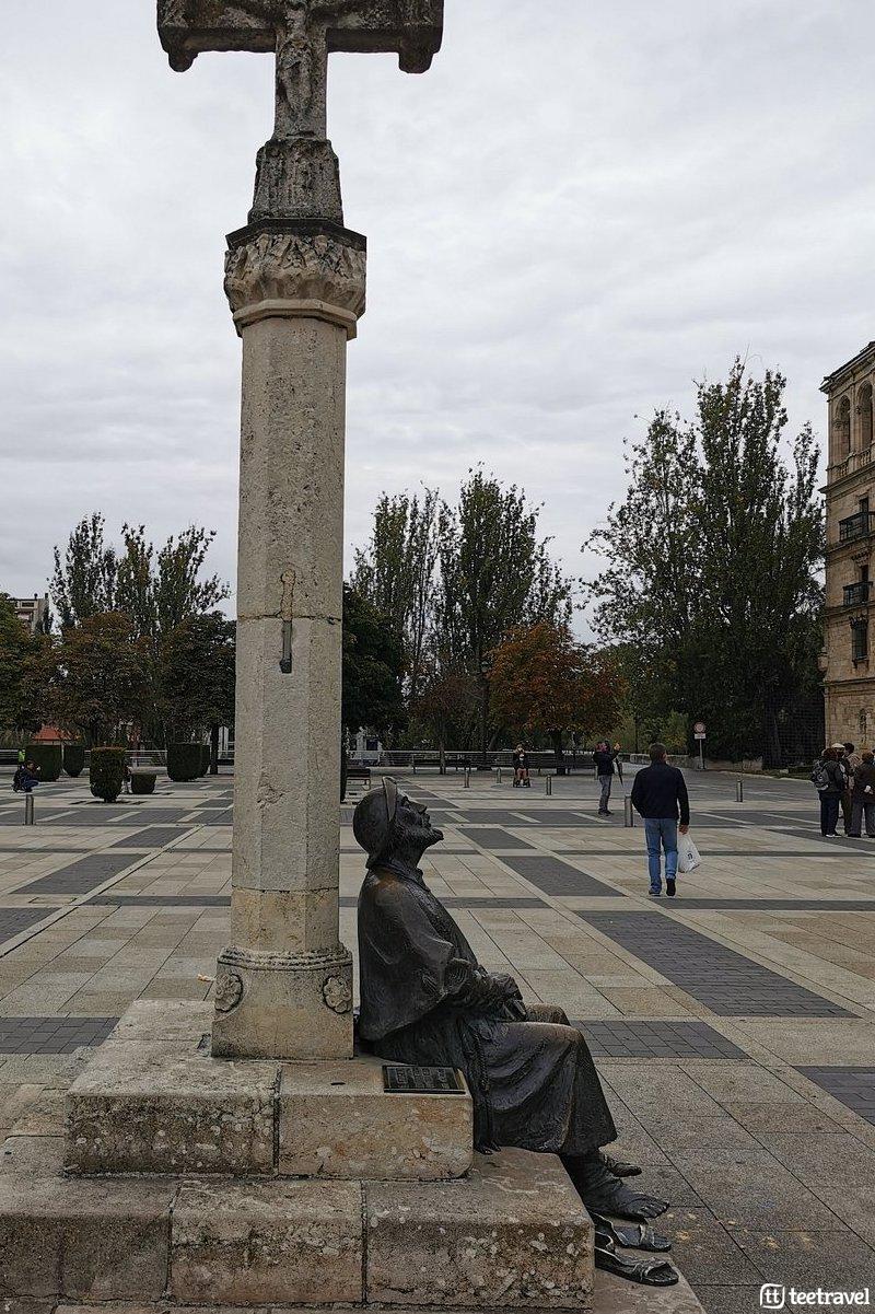 Monumento al Peregrino descansando en León 