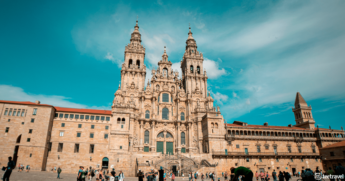 Llegada de peregrinos a la Catedral de Santiago en Año Compostelano