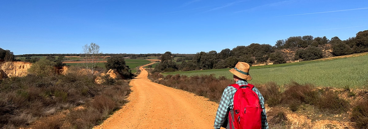 Peregrino con mochila y sombrero en el Camino Francés de Burgos a León