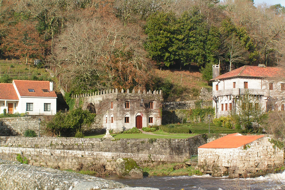 Paisaje de las casas, pazos y río en Ponte Maceira