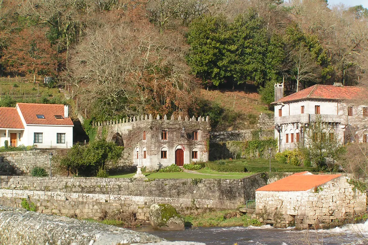 Paisaje de las casas, pazos y río en Ponte Maceira