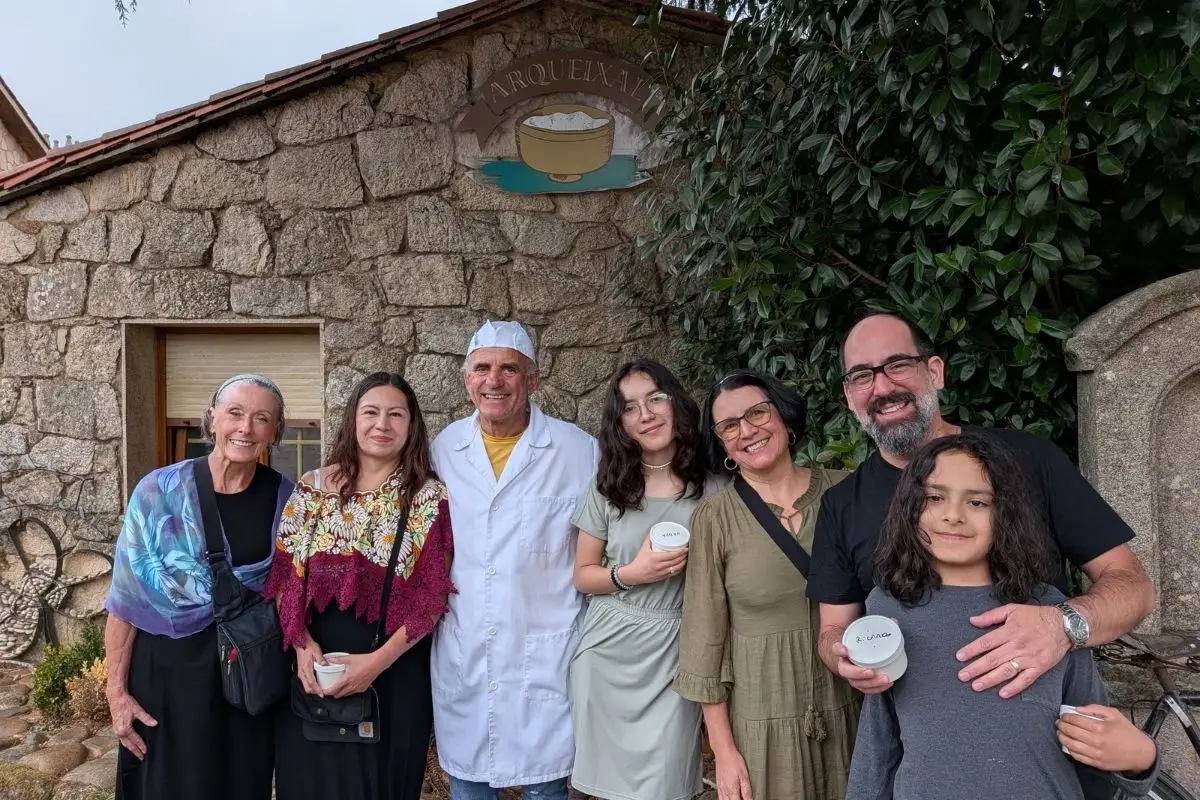 peregrinos sonriendo en arqueixal, taller de quesos