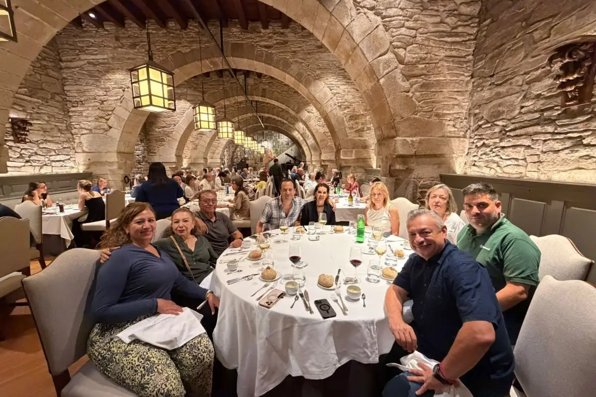 Peregrinos cenando en grupo en el comedor del Parador de Santiago