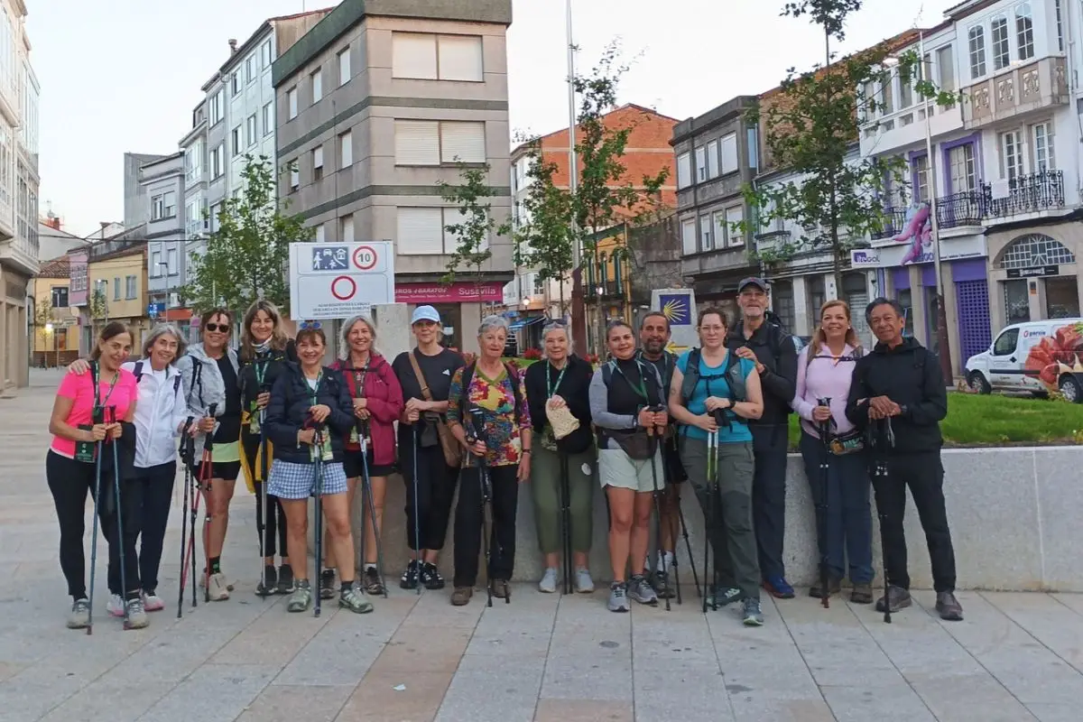 Grupo de peregrinos con bastones preparados para caminar