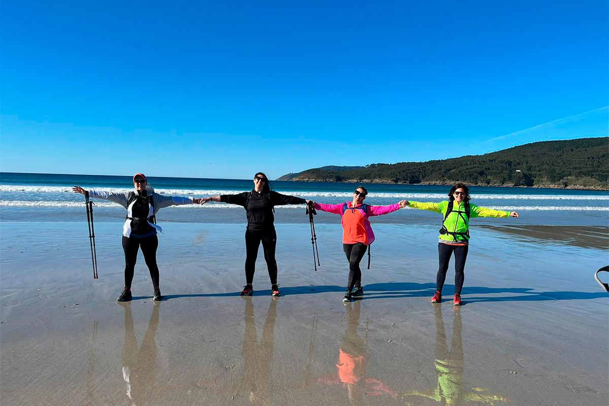 Peregrinas caminando por la playa