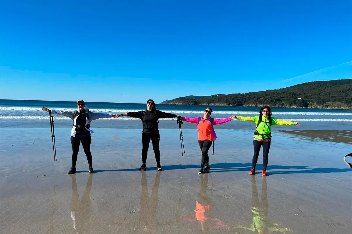 Peregrinas caminando por la playa