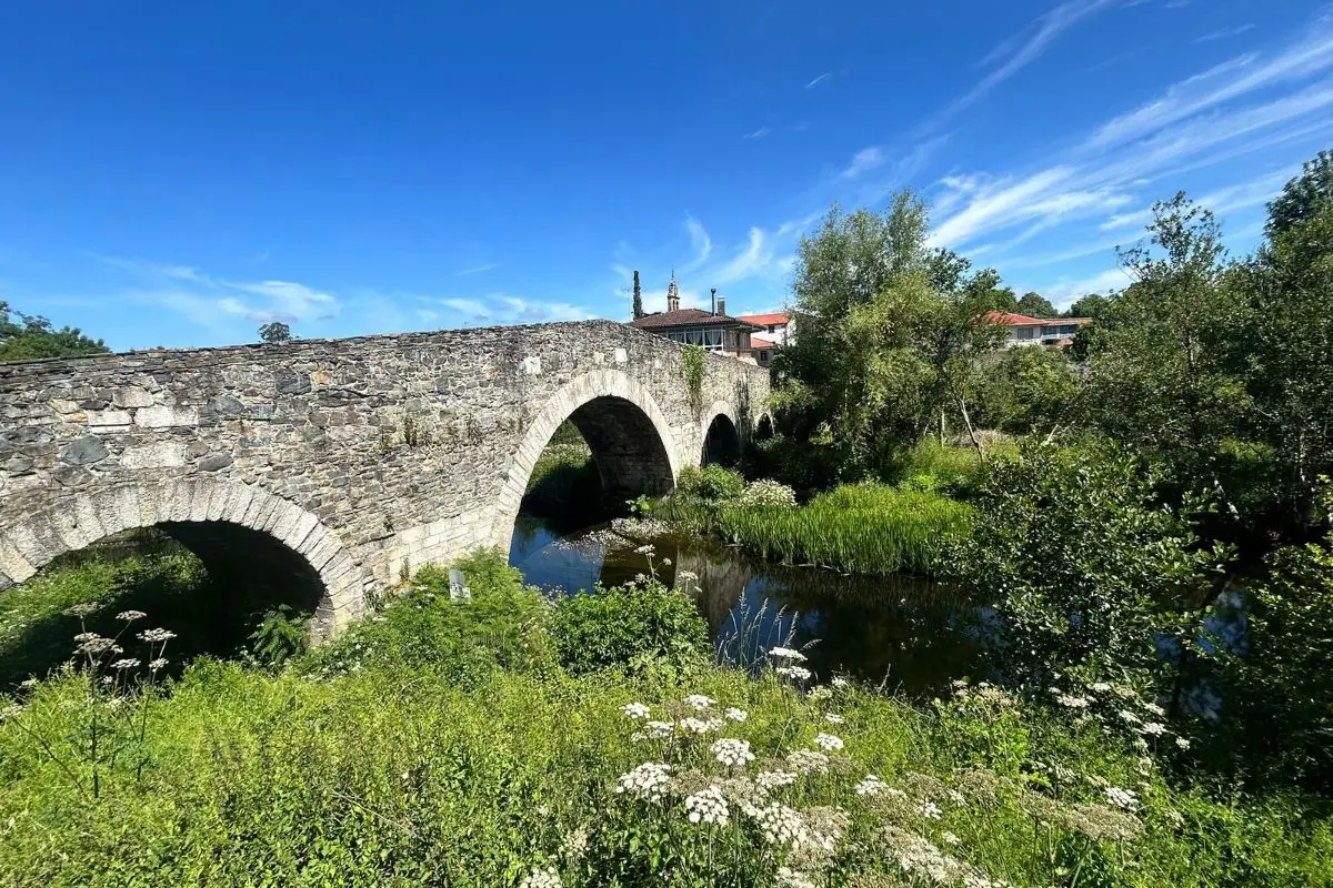 Paisaje de un puente sobre el río en Melide en el Camino Francés