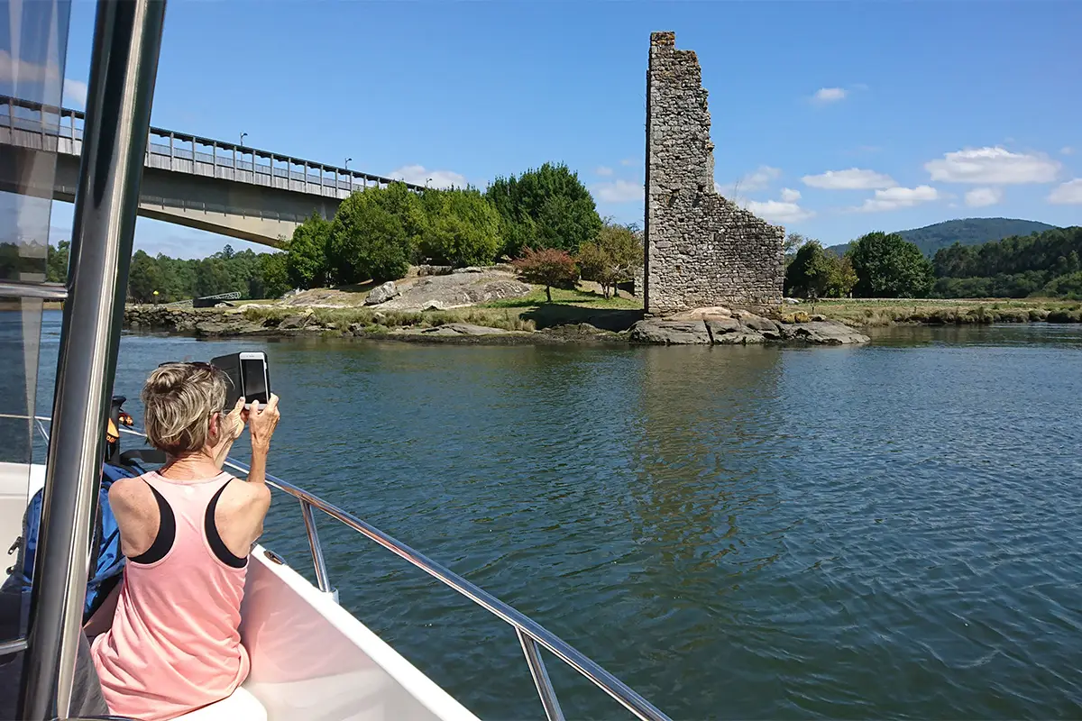 Peregrinos navegando por la ría de Arousa junto a las Torres de Oeste