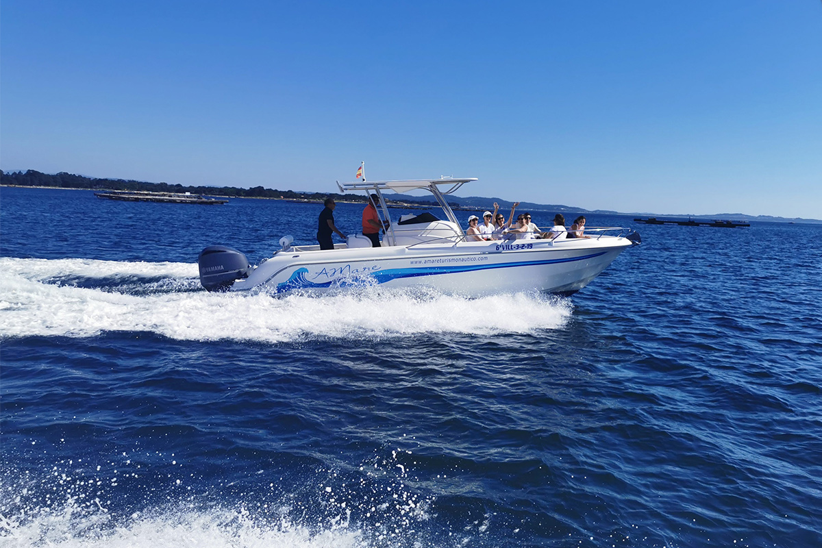 Peregrinos navegando por la Ruta del Mar de Arousa y Río Ulla