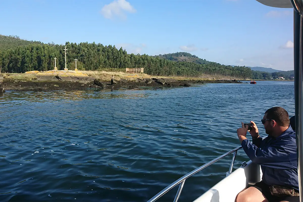 Peregrinos navengando junto a los cruceiros del Vía Crucis Marítimo Terrestre