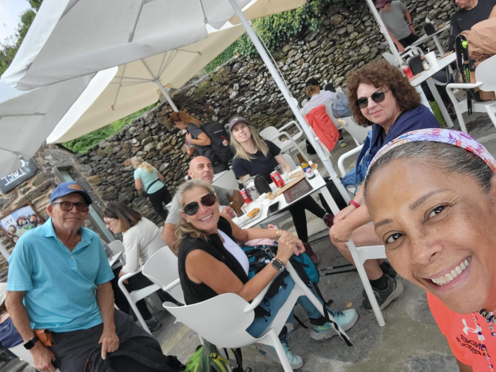 Peregrinos compartiendo un aperitivo durante el Camino en grupo