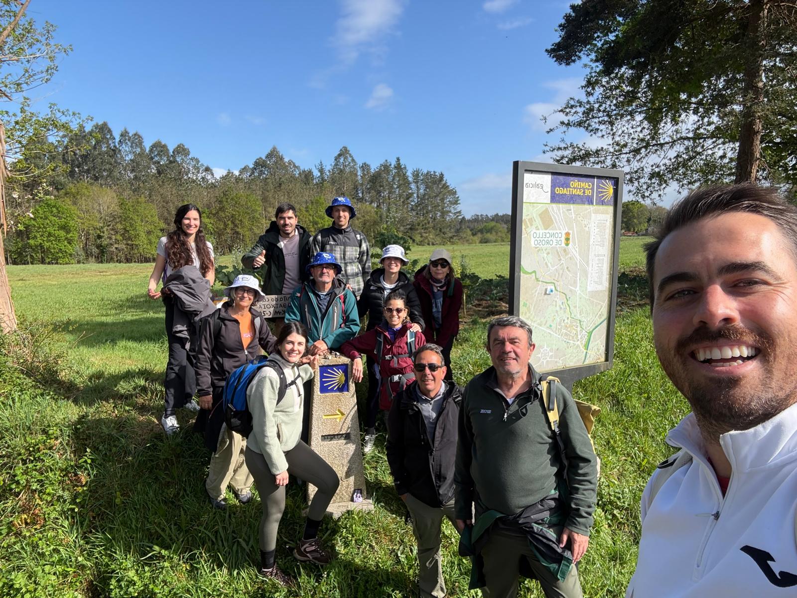 Grupo de peregrinos caminando en una salida organizada del Camino
