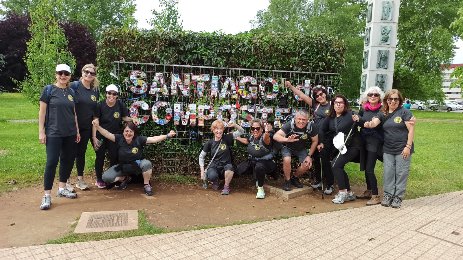 Peregrinos frente al cartel Santiago de Compostela