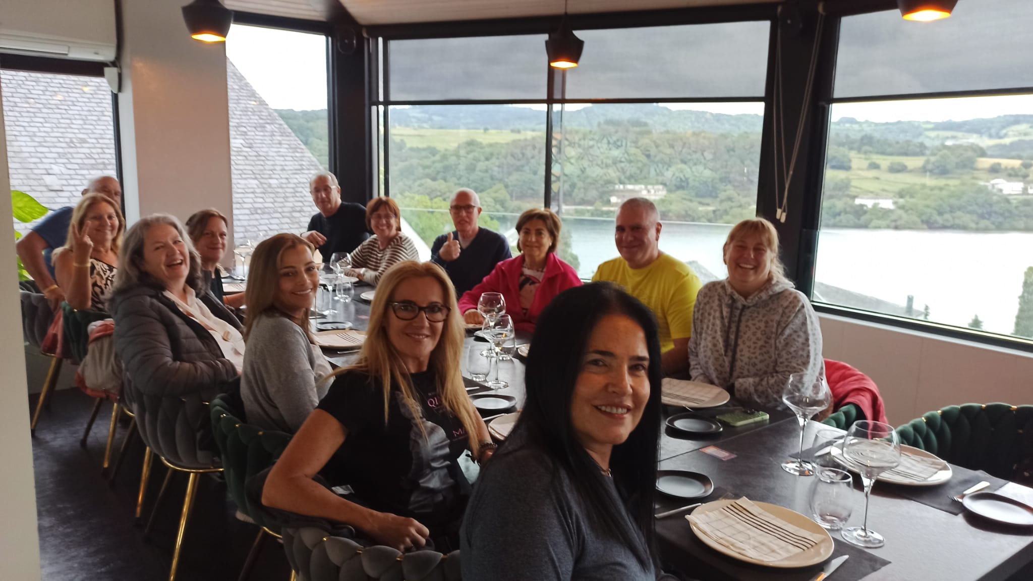 Peregrinos durante una comida en el Camino de Santiago organizado