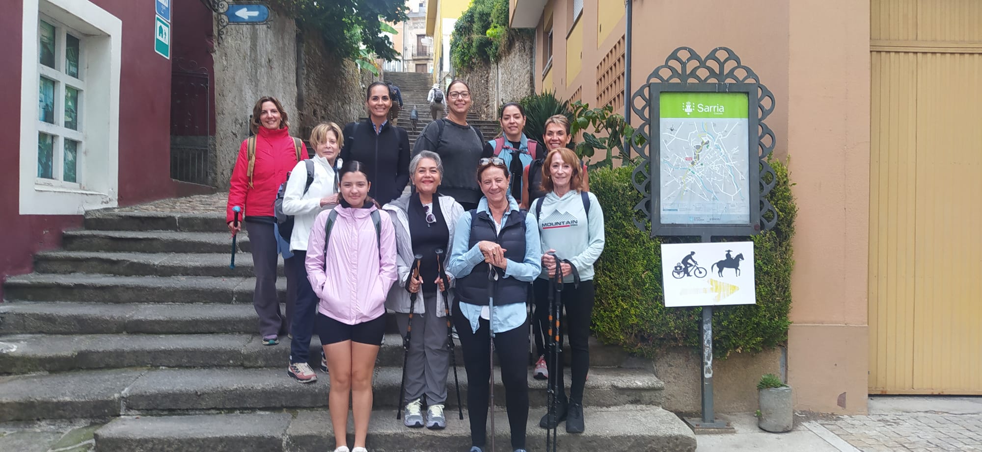 Peregrinos en Sarria durante Camino en grupo organizado