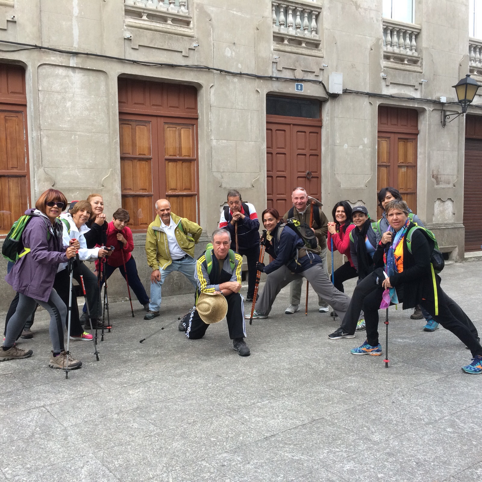 Grupo de peregrinos en la zona vieja de Santiago de Compostela
