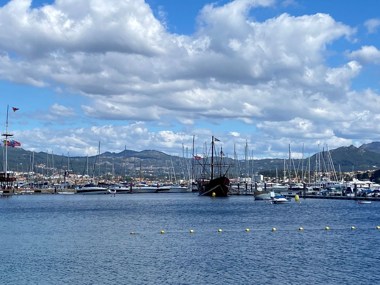 Carabela en el puerto de Baiona