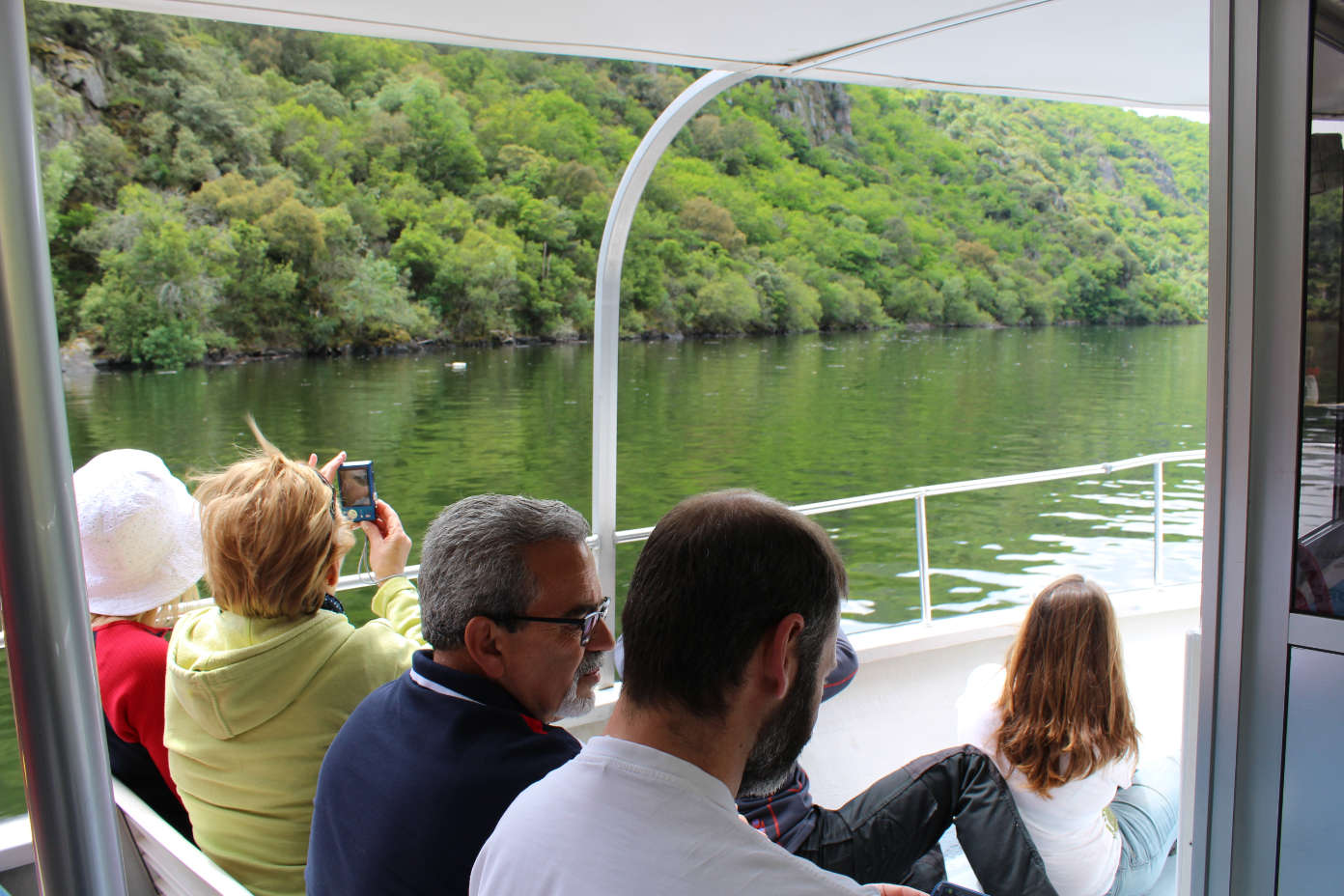 Gente en una visita guiada en barco por el río Sil