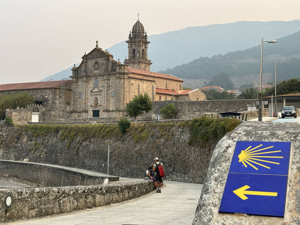 Camino frente al Monasterio de Oia