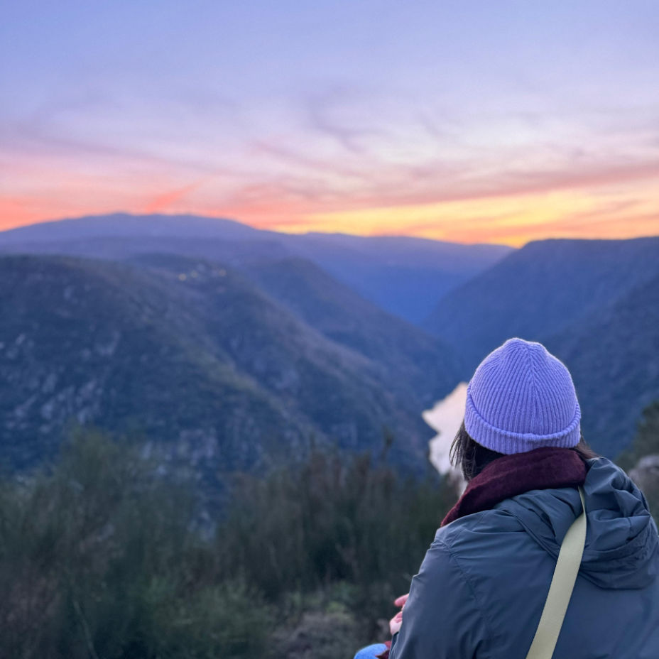 Persona mirando atardecer en los Cañones del Sil