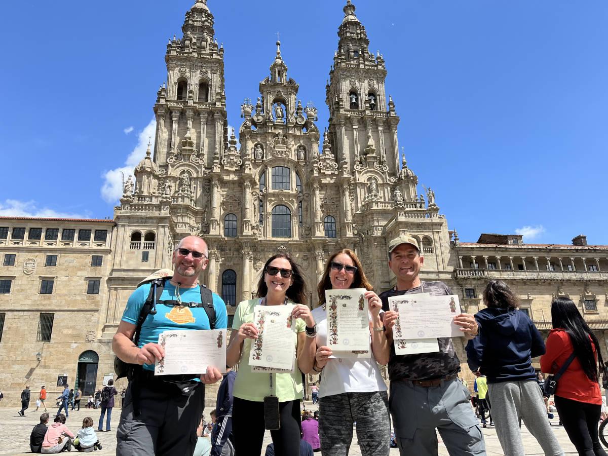 Peregrinos frente a la Catedral de Santiago