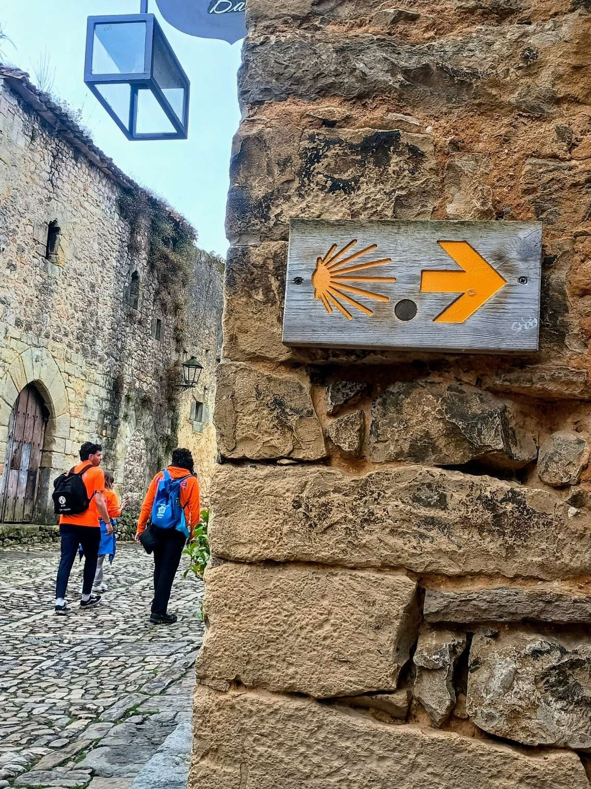 Peregrinos frente a la Catedral de Santiago