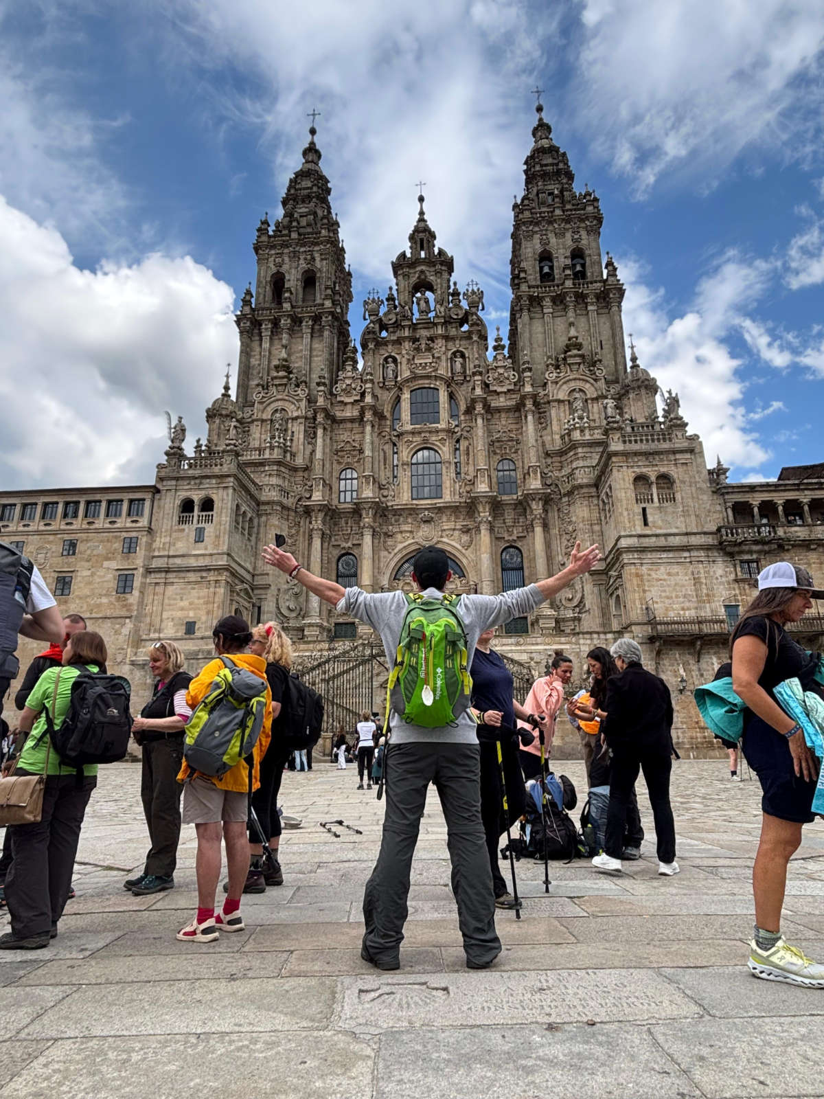 Peregrinos frente a la Catedral de Santiago