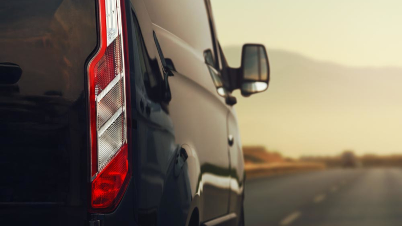 Van en una carretera